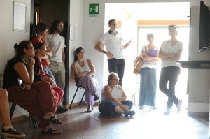 I wikipediani in residenza e gli archeologi durante la visita a un museo.